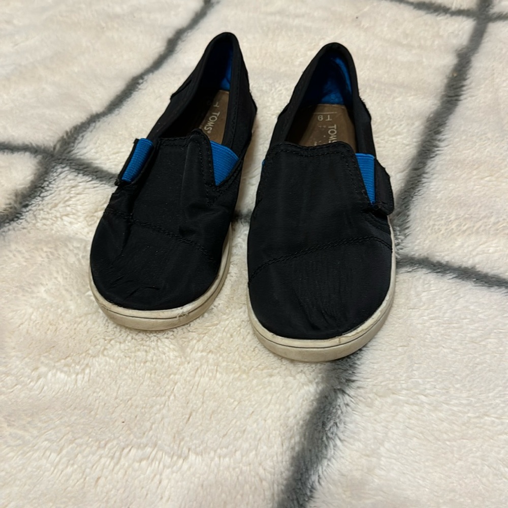 Boys black Tom’s